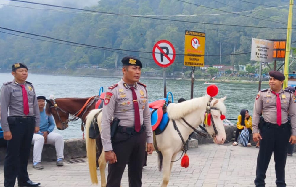 Satuan Samapta Polres Magetan melalui Unit Patroli Polisi Pariwisata melakukan patroli di Telaga Sarangan. Foto: ANTON/HARIAN BANGSA