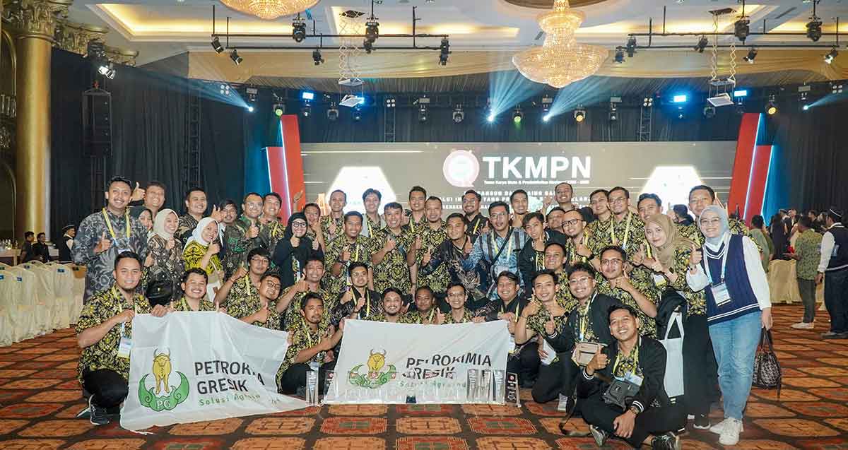 Para insan Petrokimia Gresik menunjukkan penghargaan yang diraih di TKMPN XXIX 2025. Foto: Ist
