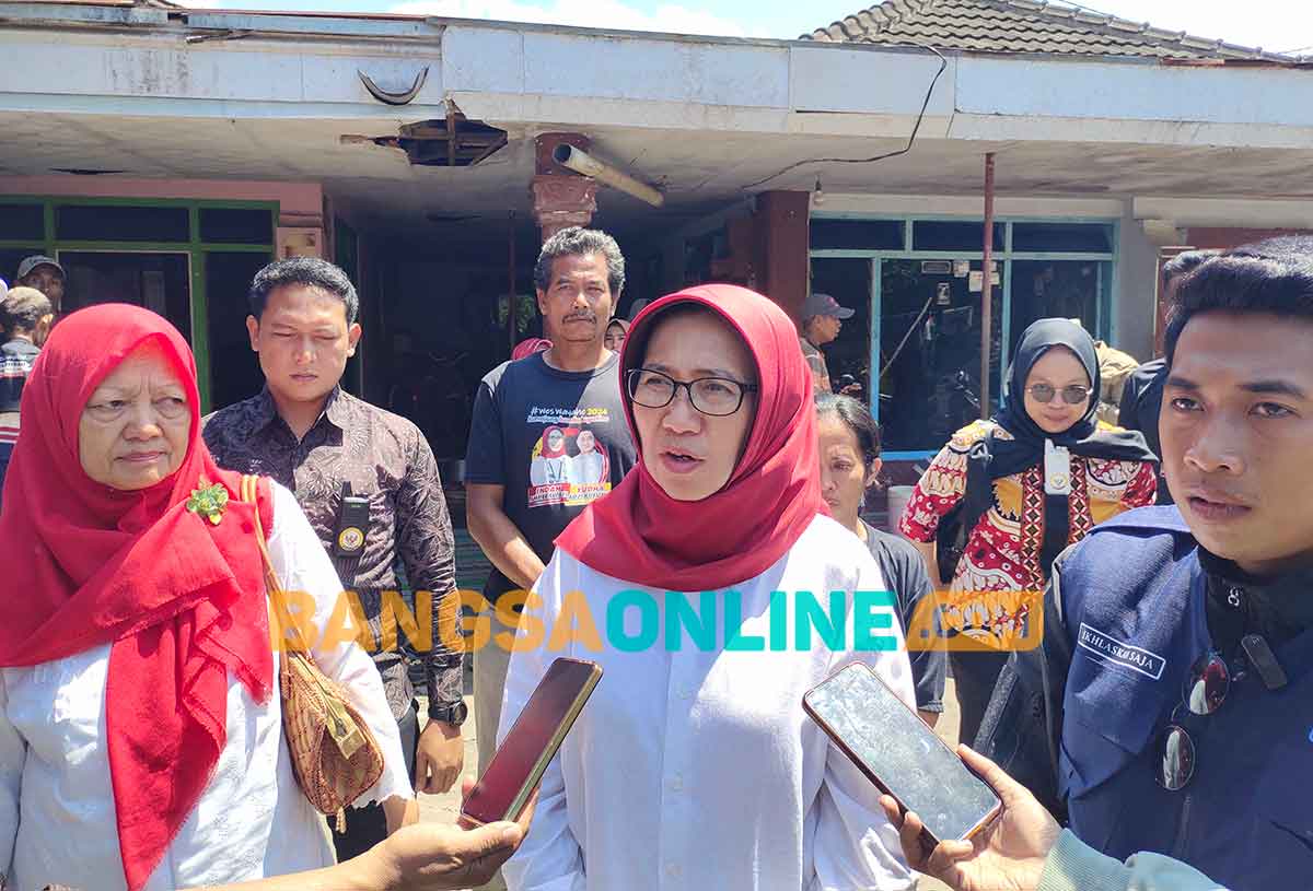 Calon Bupati Lumajang nomor urut 2, Indah Amperwati atau yang akrab disapa Bunda Indah saat menyalurkan bantuan bagi korban puting beliung. Foto: IMRON GHOZALI/BANGSAONLINE