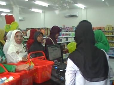 ?Ibu Fatayat Muslimat ketika belanja di bazar NU.foto:syuhud/BANGSAONLINE