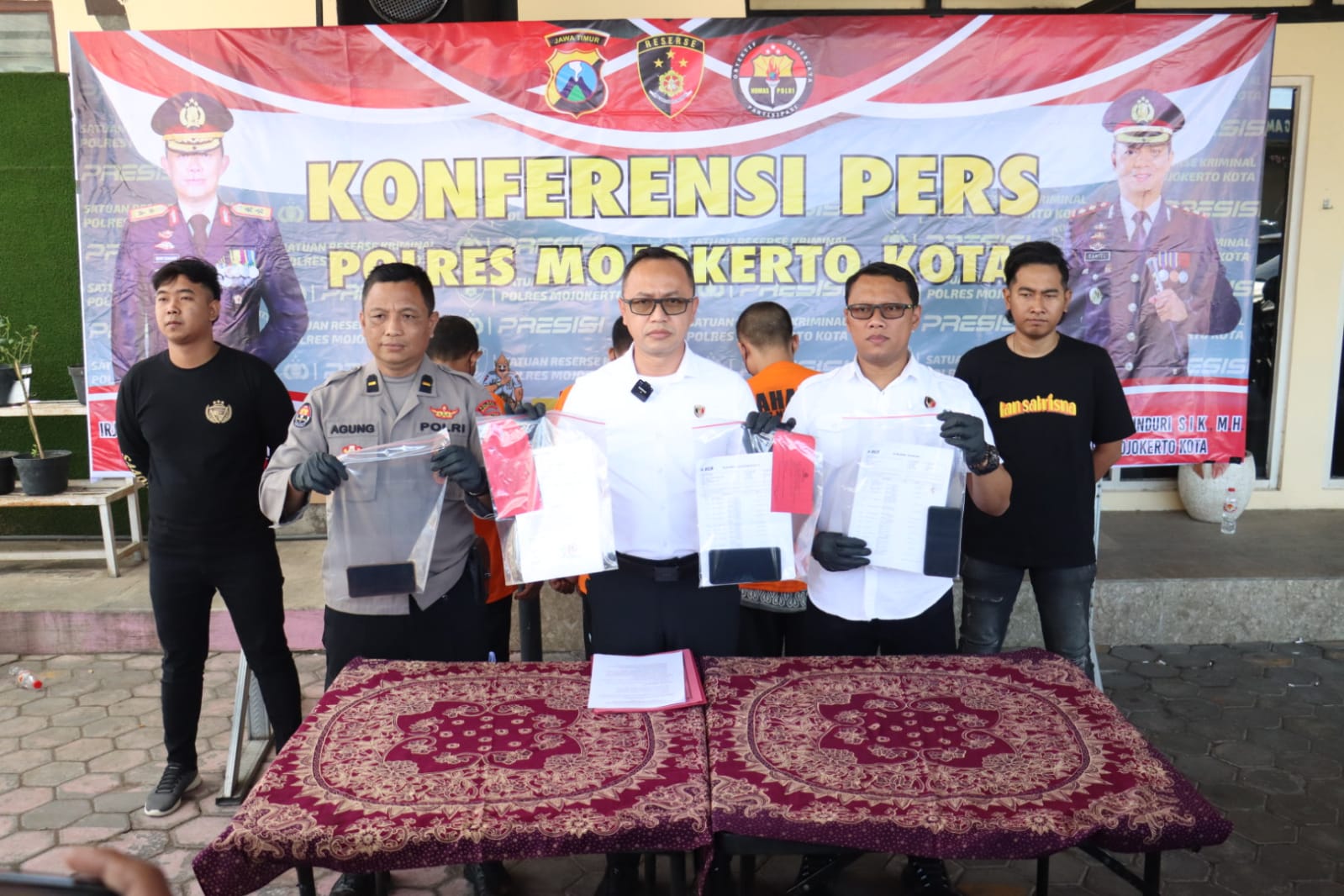 Konferensi pers Polres Mojokerto Kota dalam pengungkapan kasus penggelapan mobil rental