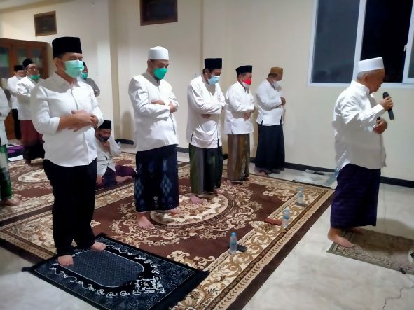 Wakil Gubernur Jawa Timur, Emil Elestianto Dardak, saat mengikuti salat hajat dan istighatsah serta doa bersama yang digelar Prof Dr KH Asep Saifuddin Chalim, MA, tadi malam (Kamis/2/8/2021). Tampak Wagub Emil jadi makmum, sedang Kiai Asep Saifuddin Chalim jadi imam. foto: mma/ bangsaonline.com