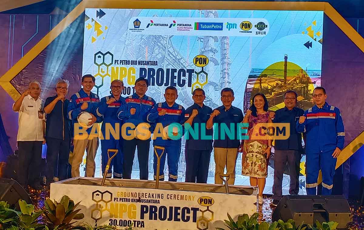 Presiden Direktur PT PON, Jaya Martapa (enam dari kanan) bersama para pimpinan perusahaan dan pejabat saat groundbreaking pabrik NPG. Foto: SYUHUD/BANGSAONLINE