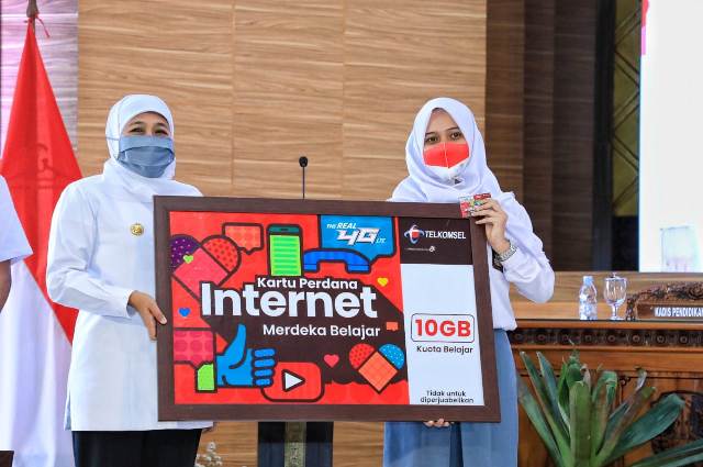Di Jatim 1.960.838 Kartu Perdana Terdistribusi, Khofifah: Agar Belajar-Mengajar Lebih Maksimal