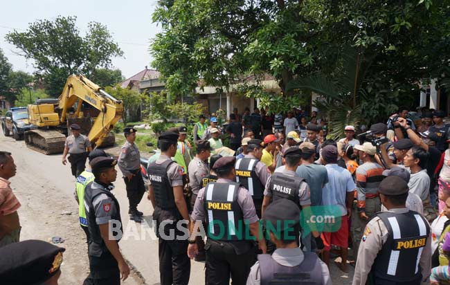 TAGIH JANJI: Aksi warga saat menghadang Backhoe milik penambang galian C. Sempat terjadi ketegangan karena aksi warga dihalang-halangi petugas. foto: rony suhartomo/HARIAN BANGSA