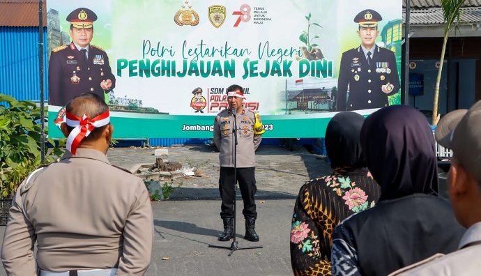 
Wakapolres Jombang, Kompol Hari Kurniawan saat sambutan sebelum penenaman pohon di Mapolres Jombang.