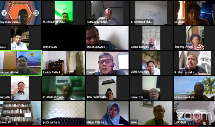 Masyarakat Madura saat mengikuti Halal Bihalal Keluarga Madura Lintas Provinsi dan Lintas Negara yang dikemas dalam bentuk diskusi online melalui aplikasi Zoom, Sabtu (13/6).