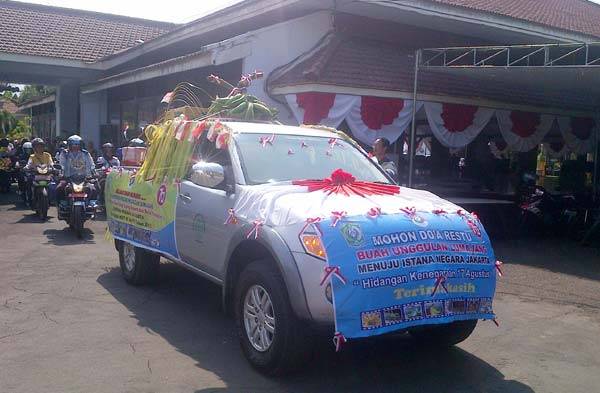 Tiga buah khas Lumajang dikarak keliling kota sebelum dikirim ke Istana Negara sebagai suguhan upacara kemerdekaan. Foto: imron/BANGSAONLINE