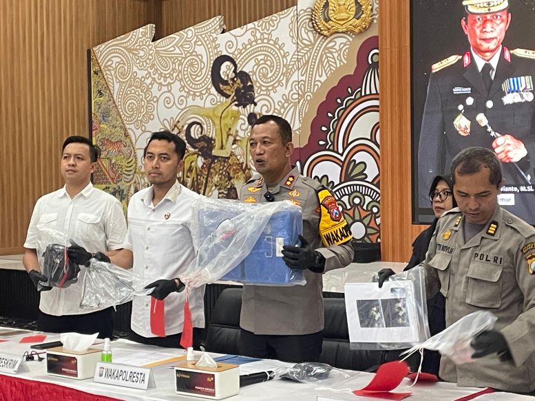 Wakapolres  AKBP Mohammad Zainur Rofik saat menunjukan barang bukti koper yang dicuri  dalam konferensi pers