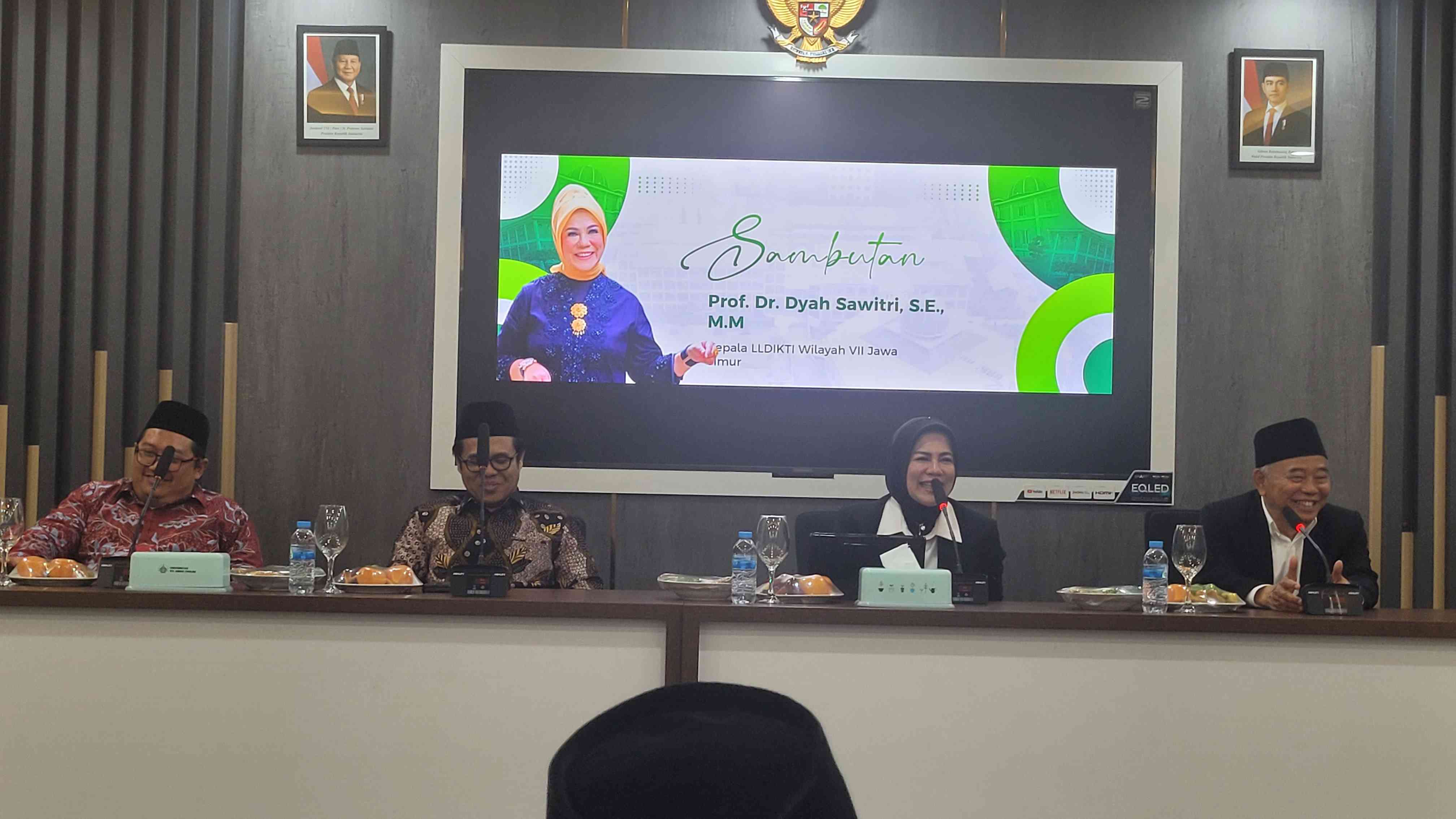 Prof Dr KH Asep Saifuddin Chalim, MA, Prof Dyah Sawitri, Dr KH Mauhibur Rokhman dan Dr Eng Fadli Usman dalam acara Pemutakhiran Regulasi Kepangkatan Dosen dan Tata Cara Pembukaan Program Studi Baru di salah satu ruang rektorat UAC Pacet Mojokerto, Rabu (12/11/2025). Foto: MMA/bangsaonline