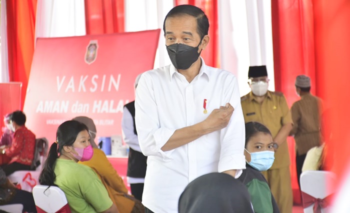 Presiden Jokowi saat meninjau vaksinasi di PIPP Kota Blitar.
