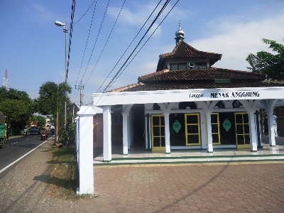 Langgar Menak Anggrung di Desa Kuncen Kecamatan Padangan Kabupaten Bojonegoro. foto diambil Kamis (3/7) lalu. foto: eky nurhadi/BANGSAONLINE