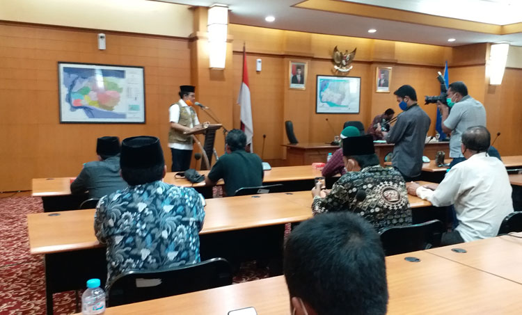 Kadisdik Bangkalan Dr. Bambang Budi Mustika memberikan penjelasan kepada media, di Aula Diponegoro Pemkab Bangkalan, Rabu (15/4).