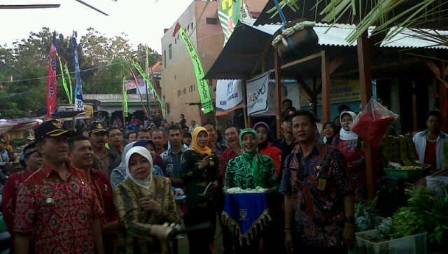 RELOKASI - Bupati Kediri Haryanti Sutrisno saat merelokasi pedagang pasar tumpah di Desa Semen, Kediri, Kamis (18/9/2014). Foto : arif kurniawan/BangsaOnline



