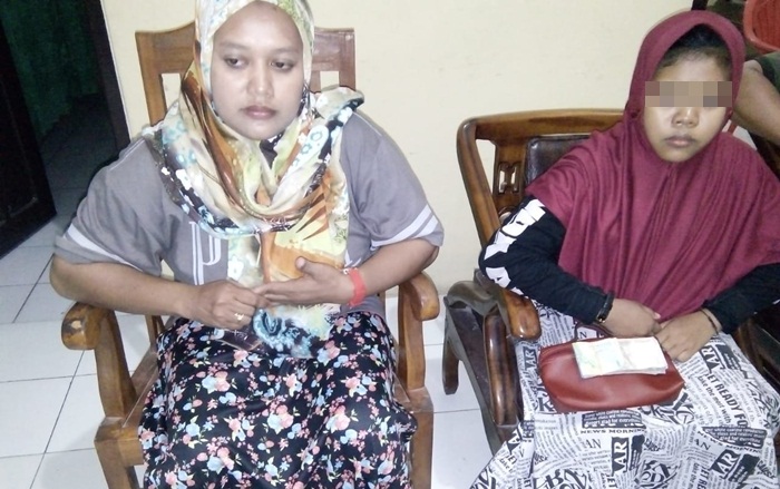 Tersangka saat diamankan unit PPA Satreskrim Polres Lamongan.