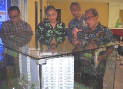 
LIHAT - Direktur PT Wika Gedung Nur Al Fata (paling kanan) didampingi Direktur PT MMS Boy Arifin (paling kiri) menunjukkan maket Apartemen Tamansari Prospera, di kantor PT MMS, di Perum KNV Sidoarjo, Sabtu (29/11/2014). foto: musta’in/BangsaOnline
