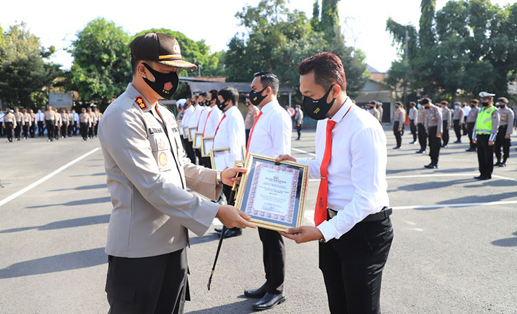 Kapolres Kediri, AKBP Lukman Cahyono, S.I.K., saat menyerahkan penghargaan kepada anggotanya. (foto: ist)