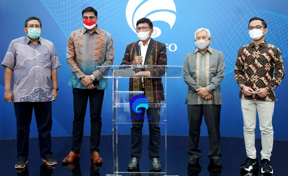 Menkominfo Johnny G. Plate (tengah) saat Konferensi Pers Merger dan Akuisisi PT. Indosat Tbk dan PT. Hutchison 3 Indonesia, didampingi Direktur Jenderal Sumber Daya Perangkat Pos dan Informatika, Ismail (kiri); Juru Bicara Kementerian Kominfo, Dedy Permadi (kanan); President Director Indosat Ooredoo-Hutchison, Vikram Sinha (kedua dari kiri); dan Director and Chief Regulatory Officer, Muhammad Danny Buldansyah (kedua dari kanan) di Kantor Pusat Kementerian Kominfo, Jakarta Pusat, Selasa (04/01/2022).