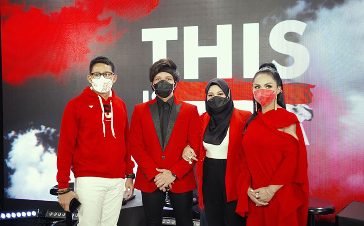 (Kiri-Kanan) Menteri Pariwisata dan Ekonomi Kreatif Indonesia Sandiaga Salahuddin Uno, Atta Halilintar, Aurelie Hermansyah, dan Diva Indonesia Krisdayanti saat foto bersama usai merilis lagu "This Is Indonesia". (foto: ist)