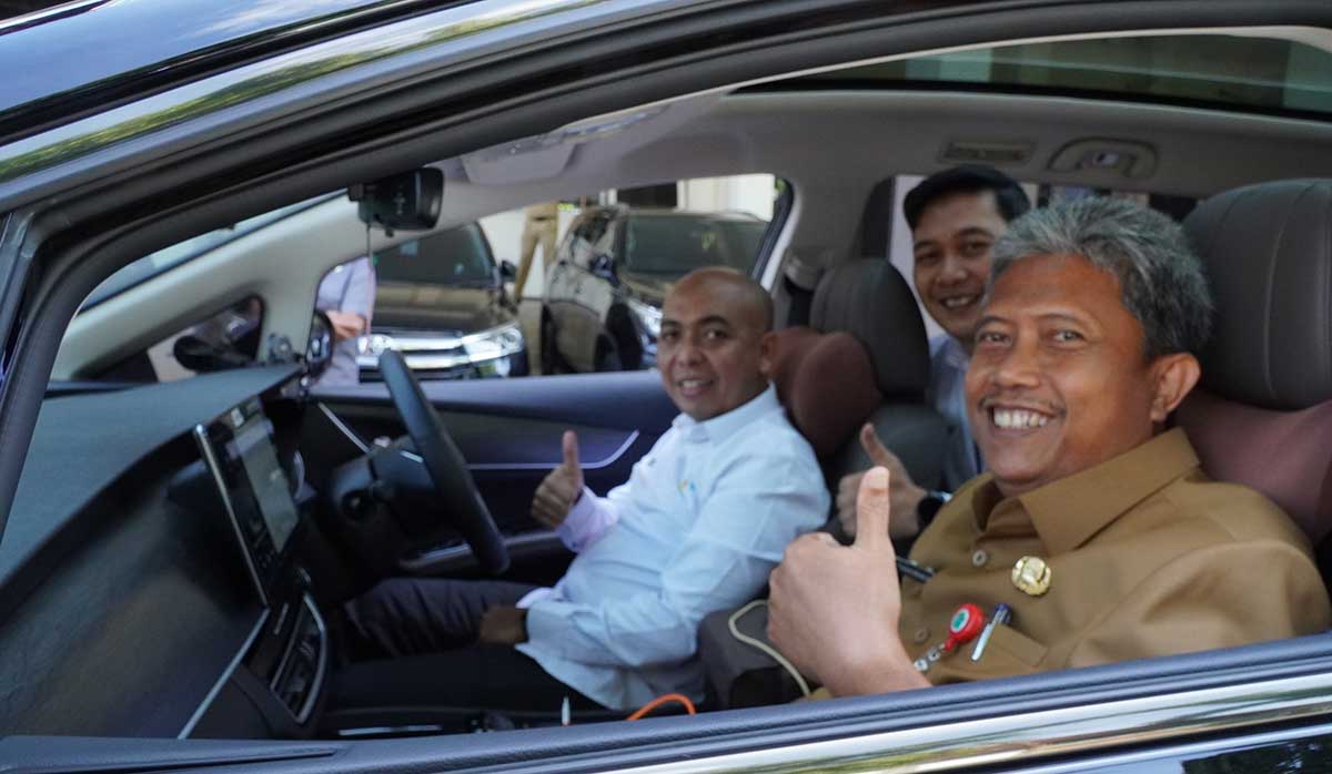 Sekdakab Pamekasan ketika mencoba mobil listrik.

