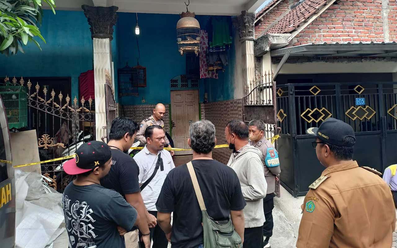 Polrsta Sidoarjo saat melakukan evakuasi kepada wanita yang ditemukan meninggal dunia di rumahnya.