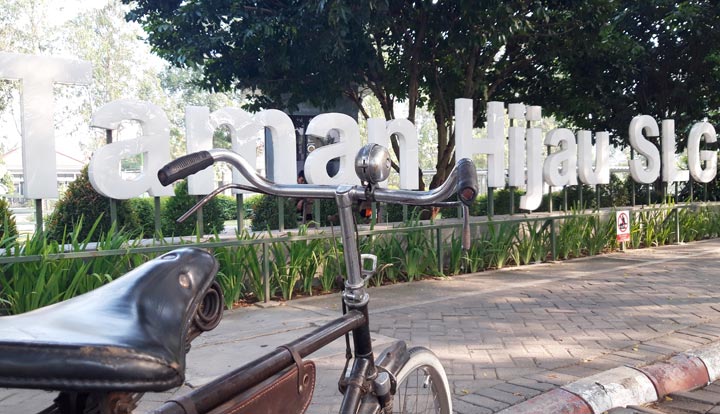 Salah satu RTH yang kini menjadi favorit warga Kediri untuk refreshing, Taman Hijau SLG di Kawasan Monumen Simpang Lima Gumul, Ngasem, Kabupaten Kediri. 