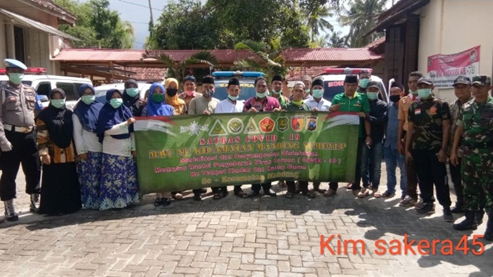MWC NU Manding melakukan penyemprotan dan sosialisasi pencegahan Covid-19.