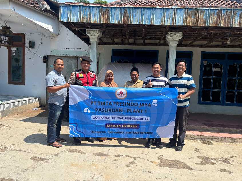 PTm Tirta Freshindo dan anggota Polres Pasuruan saat menyerahkan CSR 