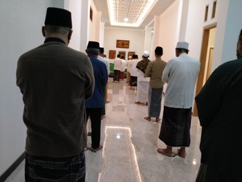 Para kiai saat jamaah salat malam di lingkungan Pondok Pesantren Amanatul Ummah Jalan Siwalankerto Utara Surabaya, Kamis (23/4/2020) malam. foto: BANGSAONLINE.com 