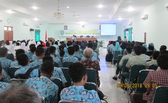 Wali Kota Madiun sebagai narasumber di acara pembinaan remaja dengan tema "Kita Wujudkan Generasi Muda yang Sehat dan Berpestasi".
