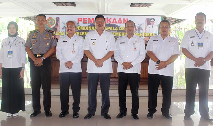 Bupati bersama kepala OPD terkait usai acara pembinaan kades.