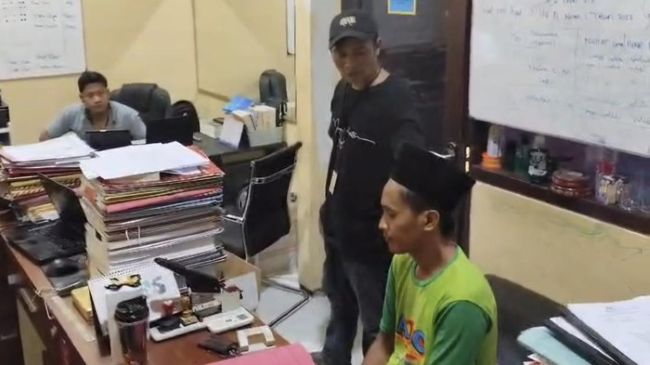 Pelaku saat diamankan di Mapolres Bangkalan (dok. Ist)