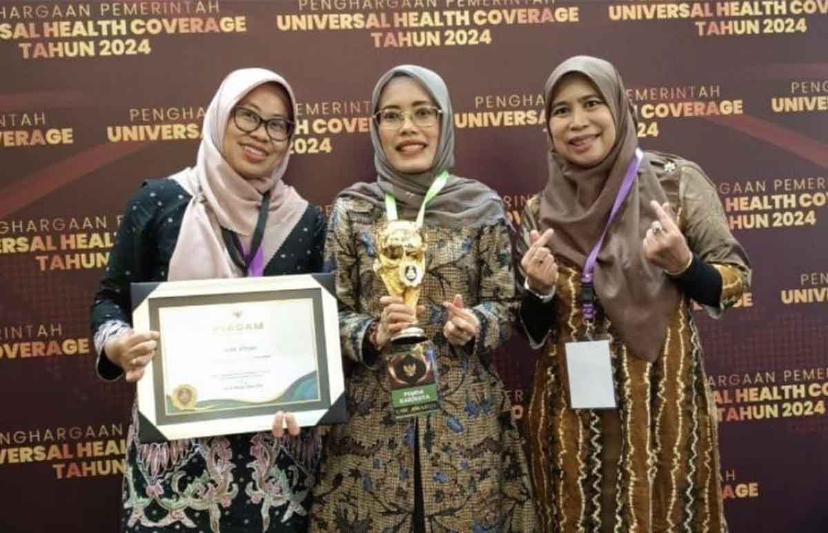 Kepala BPJS Kesehatan Kantor Cabang Kediri, Tutus Novita Dewi (kanan), dan Wakil Bupati Kediri Dewi Mariya Ulfa (tengah) usai menerima penghargaan. Foto: Ist