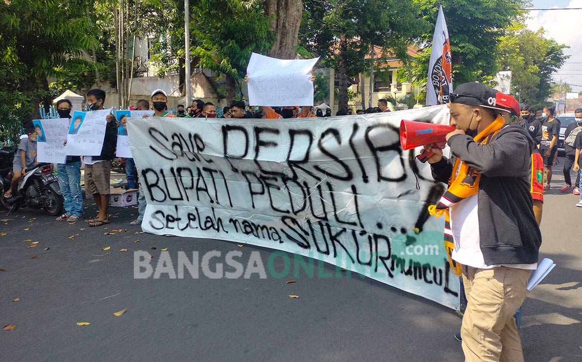 Sekitar 80 suporter Persibo Bojonegoro bersatu melakukan aksi damai di depan Gedung DPRD dan Gedung Pemkab Bojonegoro, Senin (14/6/21) pagi. foto: hadi bojonegoro/ bangsaonline.com