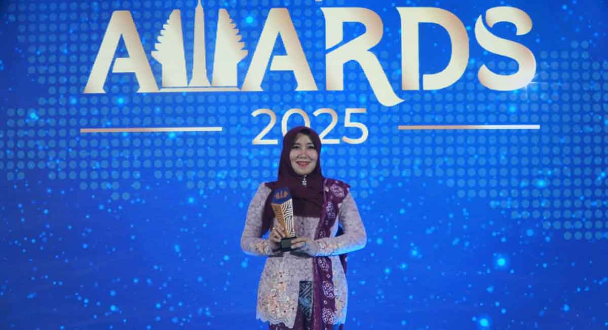 Anggota DPD RI, Lia Istifhama atau yang akrab disapa Ning Lia, saat menerima penghargaan.