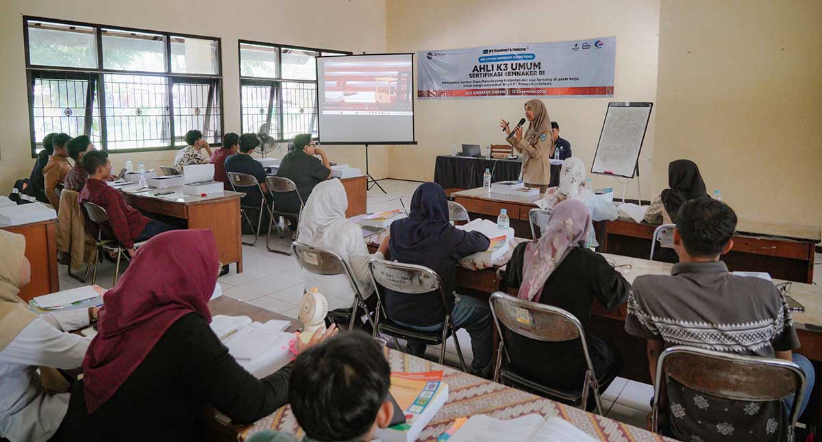 Para peserta ketika memperoleh materi dari pelatihan Ahli K3 Umum di BLK Disnaker Gresik. Foto: Ist