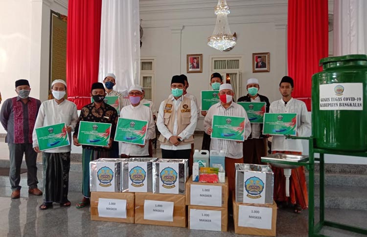 Bupati Bangkalan Abdul Latif Imron Amin saat menyerahkan bantuan peralatan kesehatan Covid-19 untuk pondok pesantren secara simbolis di Pendopo Agung Bangkalan, Jumat (12/6/2020).