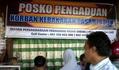 TAMPUNG PENGADUAN -Posko pengaduan untuk korban kebakaran Pasar Induk Bondowoso, Senin (15/9/2014). foto : sugiyanto/BangsaOnline