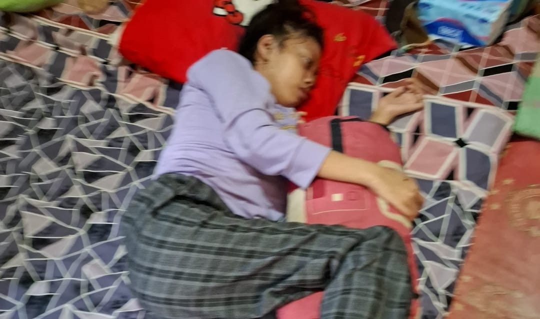 Vanesa,13, siswa MTSN 4 Kediri hanya bisa terbaring lemah. (Ist