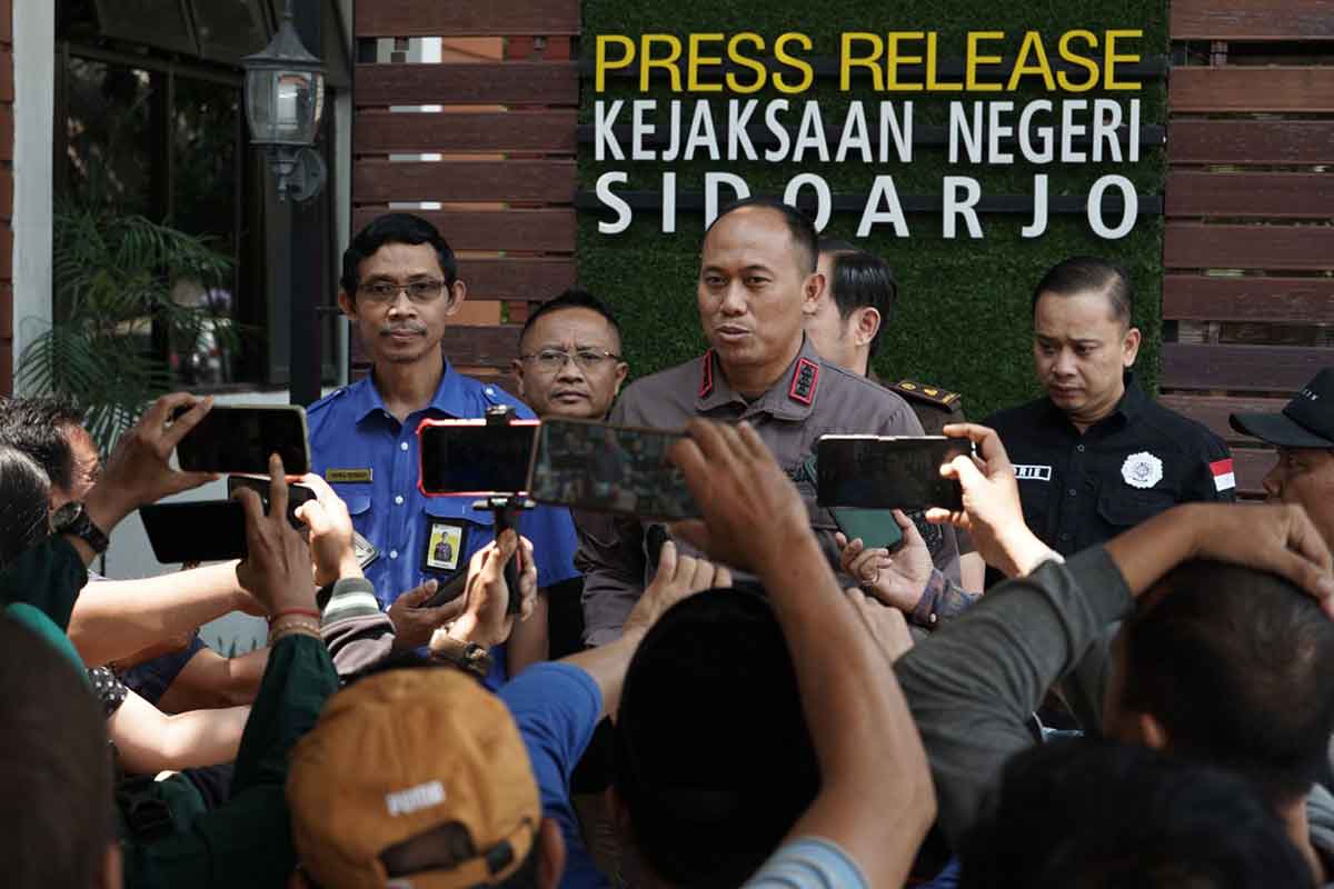 Kajari Sidoarjo Roy Revalino Herudiansyah memberikan keterangan soal pelimpahan berkas perkara pajak, Kamis (26/10/2023). Foto: Ist.