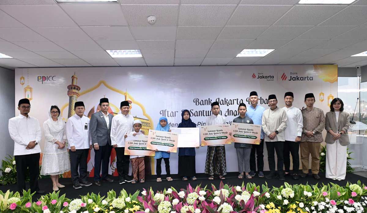 Jajaran direksi Bank Jakarta menyerahkan santunan secara simbolis kepada perwakilan anak yatim dalam Iftar Bersama Manajemen dan Santunan Anak Yatim di Kantor Pusat Bank Jakarta. Foto: Ist