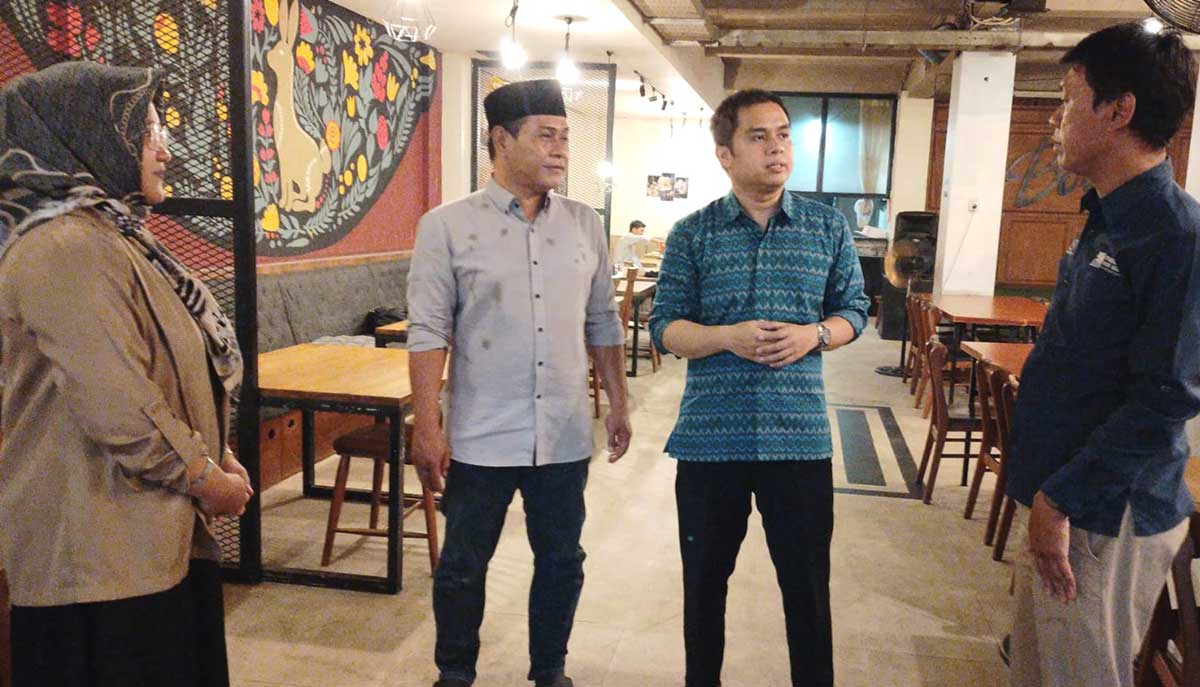 KH. Miftah Jauhari bersama jajaran Komisi PDUF MUI Jatim dan Kantor BPJS Ketenagakerjaan Juanda ketika membahas pemberian jaminan sosial kepada pekerja di lingkungan pesantren.