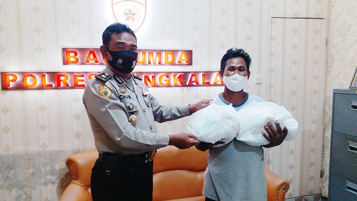 Kompol Abdul Cholik, S.H. atas nama Kapolres AKBP Rama Samtama Putra memberikan bantuan sembako kepada Samsul Aripin di Mapolres, Selasa (16/6).