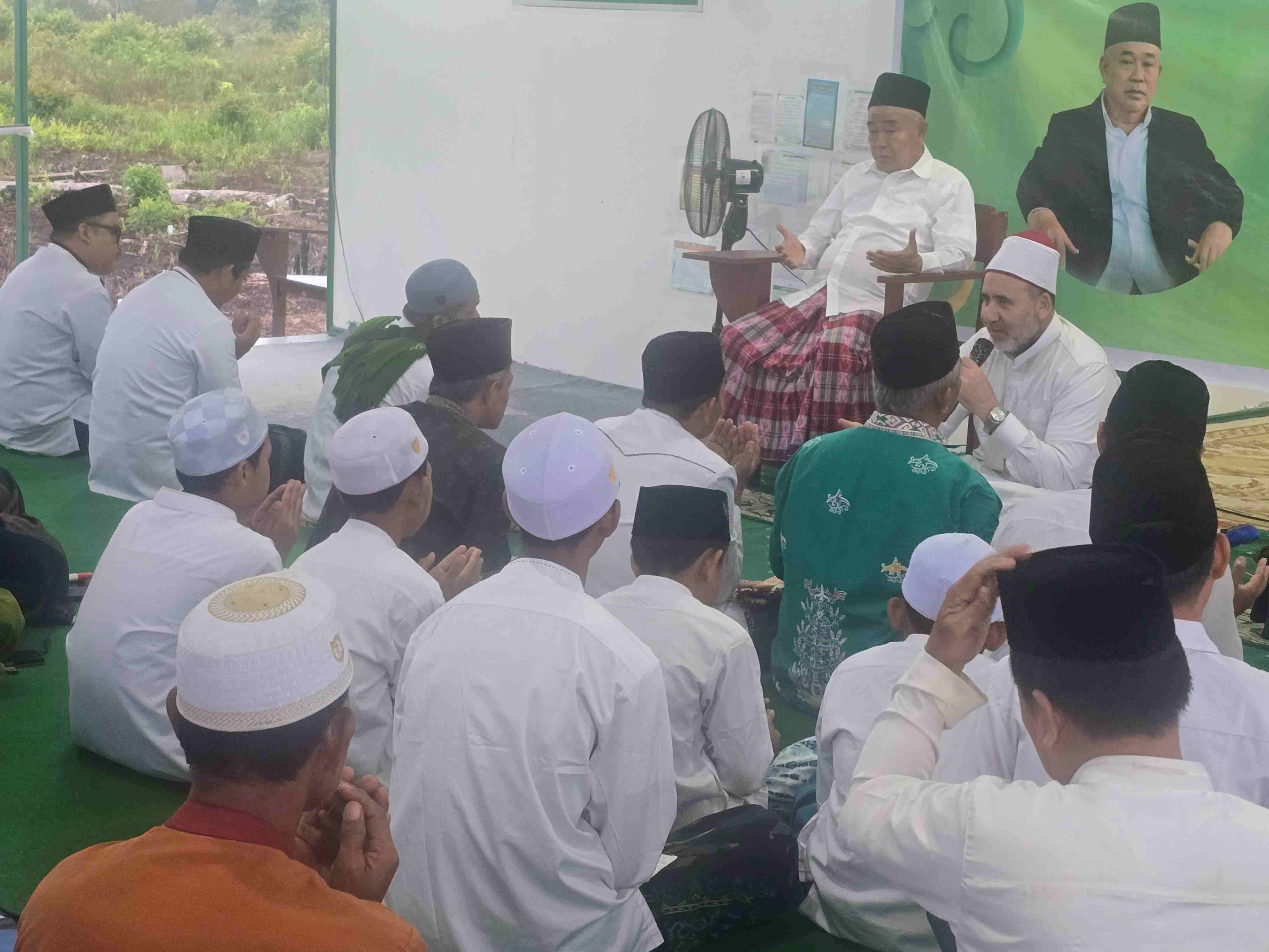 Prof Dr KH Asep Saifuddin Chalim, MA, dan Syaikh Ahmad Muhammad Mabruk saat shalat malam dan bermalam di Pondok Pesantren Amanatul Ummah di Desa Humbang Raya, Kecamatan Mentangai, Kabupaten Kapuas, Kalimantan Tengah, Rabu (28/1/2026). Foto: MMA/bangsaonline