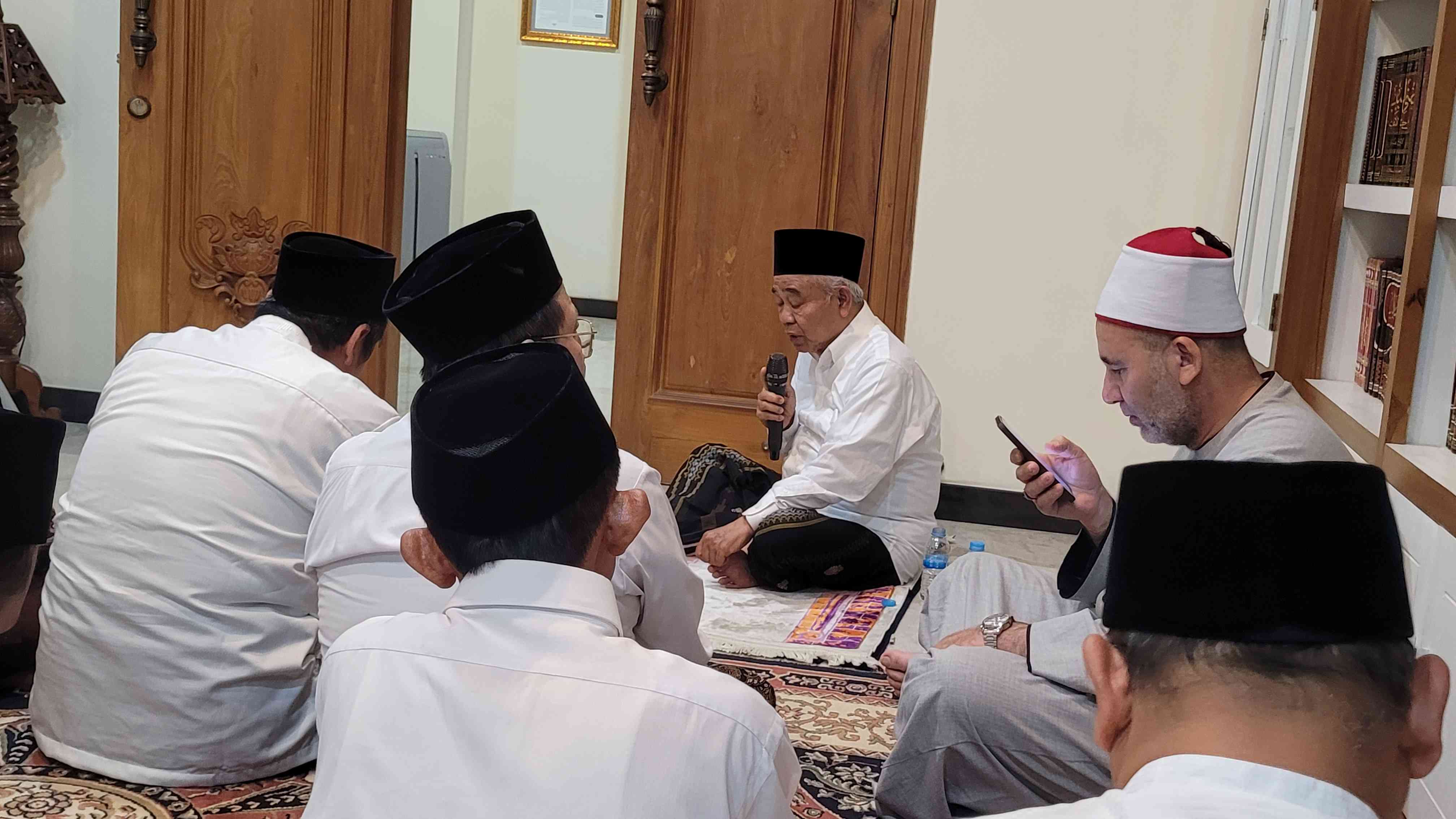Prof Dr KH Asep Saifuddin Chalim, MA saat memimpin istighatsah di kediaman Ning Imah, salah seorang putrinya, di kawasan Pondok Pesantren Amanatul Ummah Jalan Siwalankerto Utara Surabaya, Kamis (14/8/2025) malam. Foto: MMA/bangsaonline