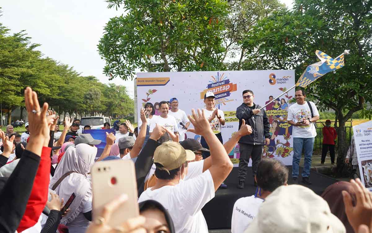 Bupati Kediri, Hanindhito Himawan Pramana, saat memberangkatkan jalan santai didampingi Komisaris Independent Mandiri Taspen, Zudan Arif Fakrulloh (bertopi). Foto: Ist