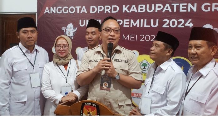 Asluchul Alif memberikan keterangan pers saat menyerahkan daftar caleg pemilu 2024, beberapa waktu lalu. Foto: Ist.