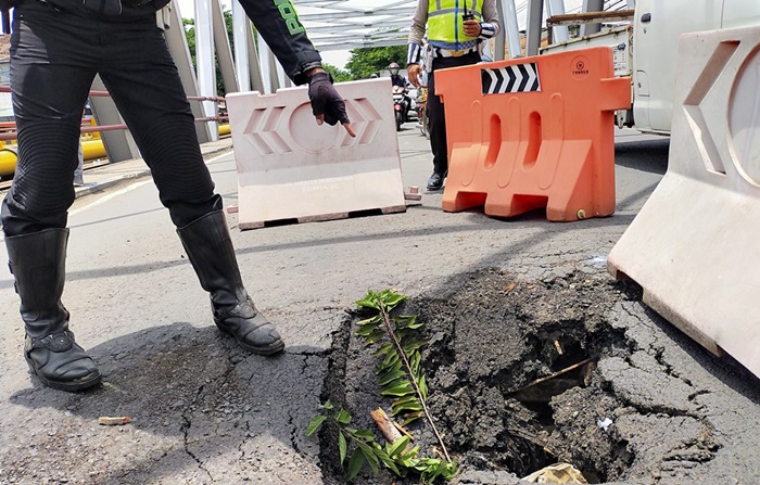Kerusakan badan jalan di Jembatan Kedunglarangan, Kecamatan Bangil, Kabupaten Pasuruan hingga menyebabkan lubang lebih kurang 1 meter ambles.