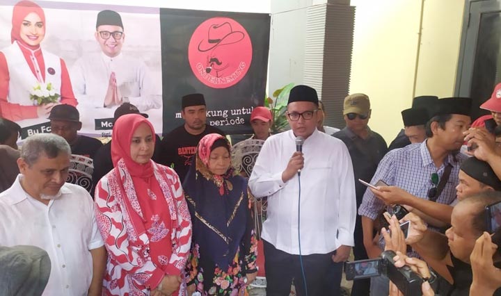 Dwi Arya Nugraha Oktavianto saat memberikan keterangan kepada wartawan usai deklarasi maju Pilbup Jember melalui jalur perseorangan.