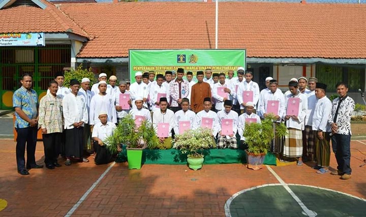 24 santri Warga Binaan Permasyarakatan (WBP) Lapas Kelas 2B foto bersama usai diwisuda.
